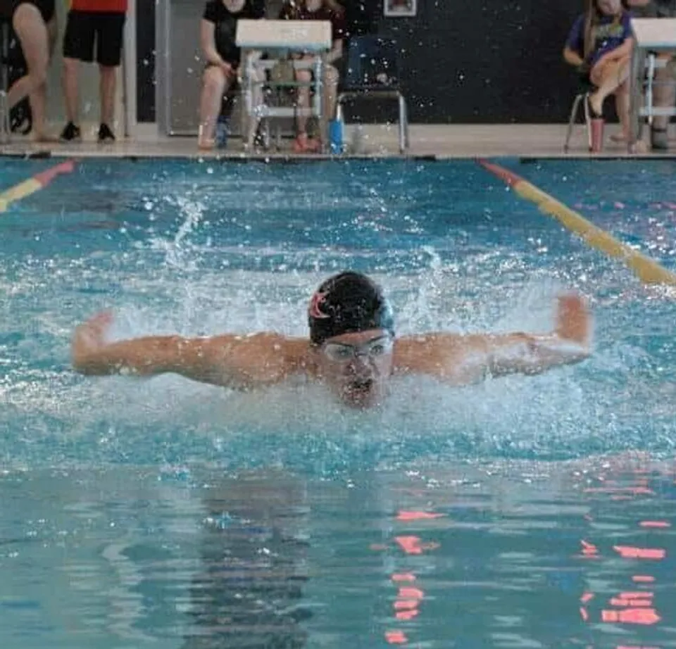 Una studentessa della École secondaire publique Marc-Garneau nuota creando un movimento d'acqua nella piscina.