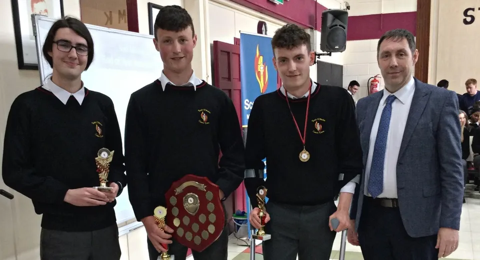 Quattro studenti della Scoil Mhuire Kanturk tengono insieme premi e trofei.