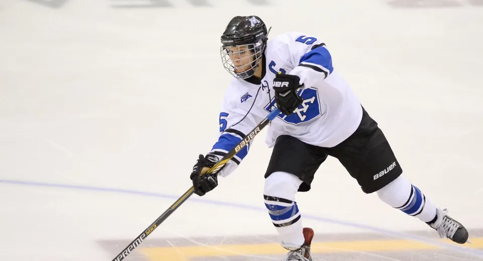 Un giocatore di hockey della Trafalgar Castle School pattina sul ghiaccio in una pista di hockey.