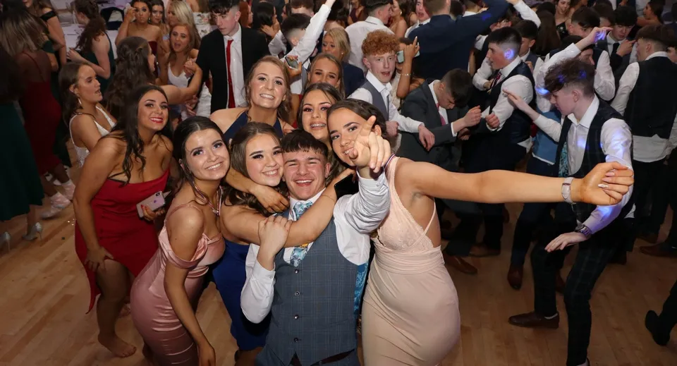 Gli studenti del Tullamore College festeggiano su una pista da ballo affollata e scattano insieme un selfie di gruppo.