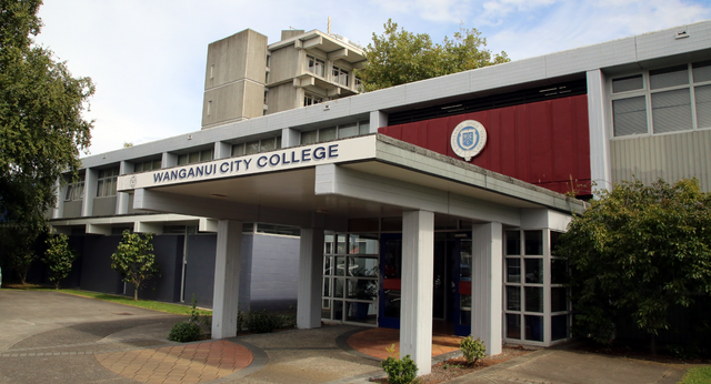 L'ingresso del Whanganui City College è circondato da alberi e aree verdi.