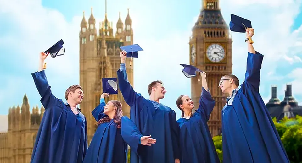 Un gruppo di diplomati del Carfax College festeggia il proprio diploma davanti al Big Ben e al Palace of Westminster.