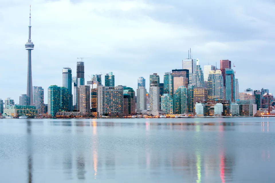 Lo skyline di Toronto con la CN Tower sulle sponde del lago Ontario vicino al Hudson College.