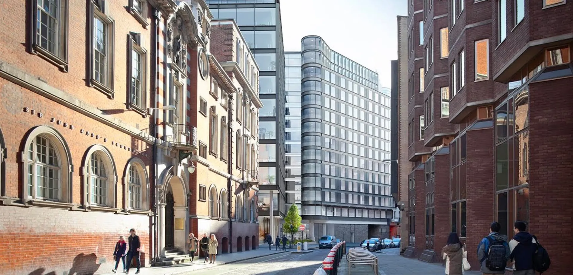 Una strada animata con edifici storici e moderni nei pressi del David Game College.