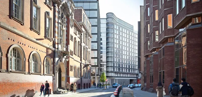 Una strada animata con edifici storici e moderni nei pressi del David Game College.