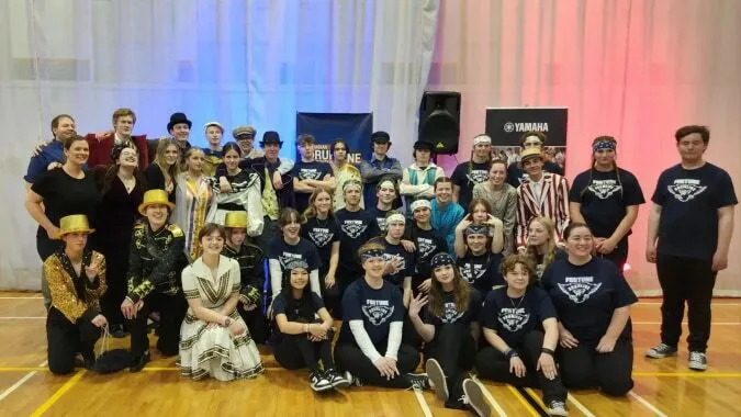 Un grupo de estudiantes se reúne para un evento en la A.L. Fortune Secondary School.