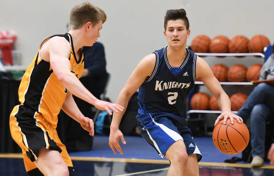 Due giocatori di basket si affrontano sul campo della Abbotsford Christian School.