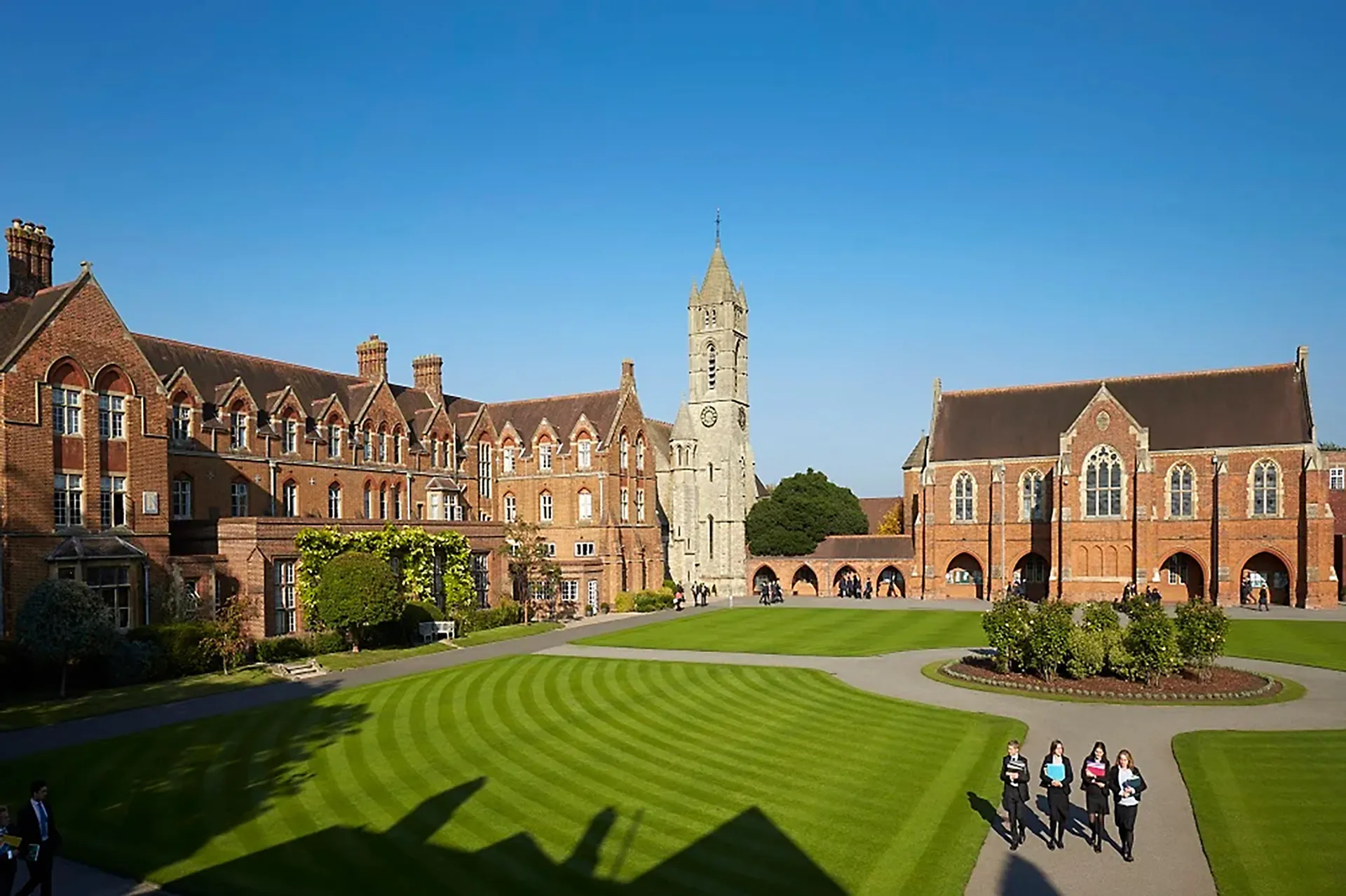 Il campus della St Edward's School a Oxford mostra un edificio storico con un'alta torre e curati spazi verdi.