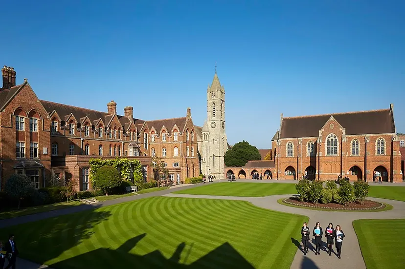 Il campus della St Edward's School a Oxford mostra un edificio storico con un'alta torre e curati spazi verdi.