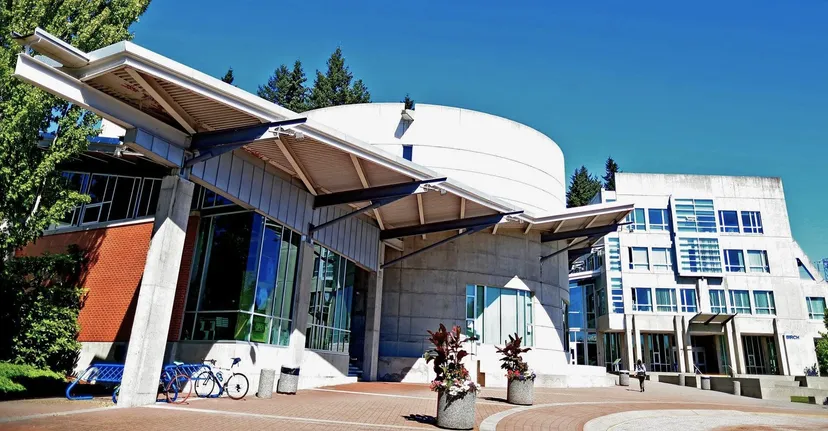 L'edificio moderno del campus della Capilano University con un ingresso coperto e ampie vetrate.