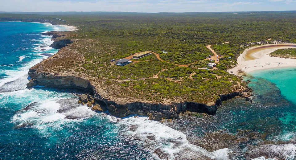 Una penisola verde si sporge nelle acque turchesi nei pressi della Kangaroo Island Community Education.