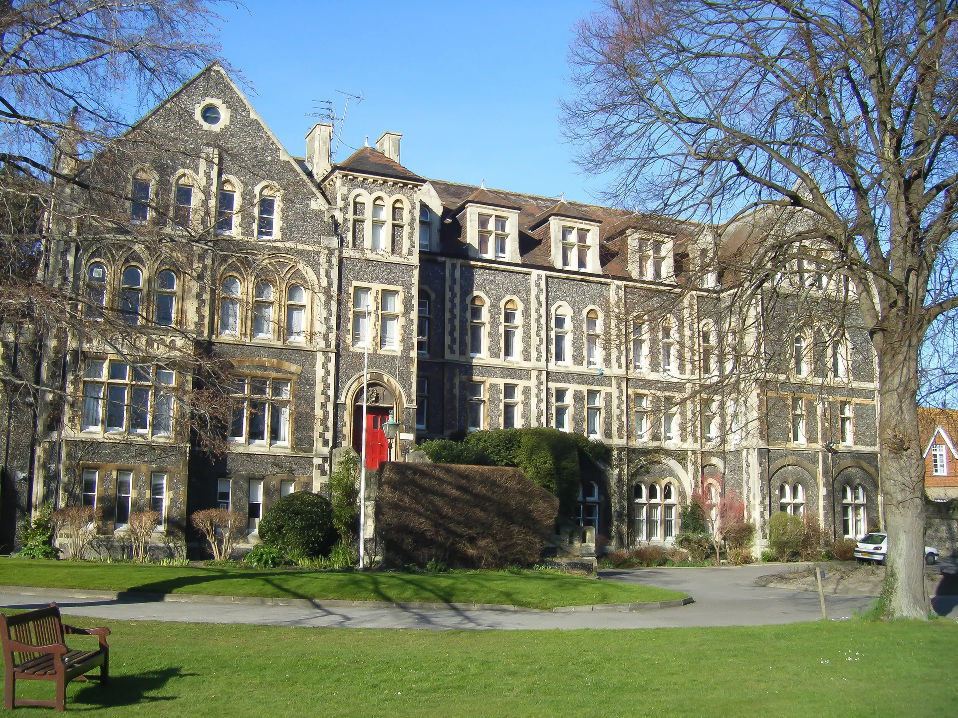 L'edificio gotico del Dover College sorge circondato da alberi e aree verdi.