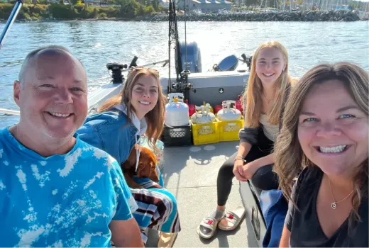 Selfie einer lächelnden Familie auf einem Fischerboot in Kanada
