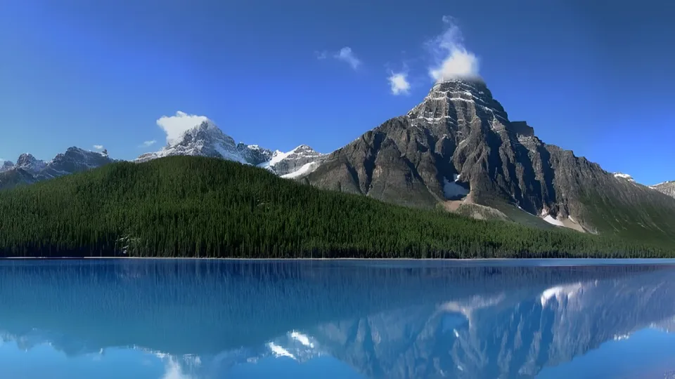 Il panorama montano alpino si riflette nel lago davanti al Collège Notre-Dame.