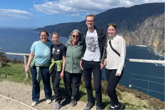 Gruppo in posa su una scogliera irlandese a picco sul mare