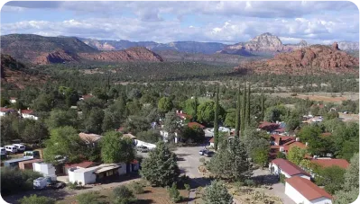 Vista aérea de un pueblo rodeado de montañas de roca roja en el suroeste de Estados Unidos