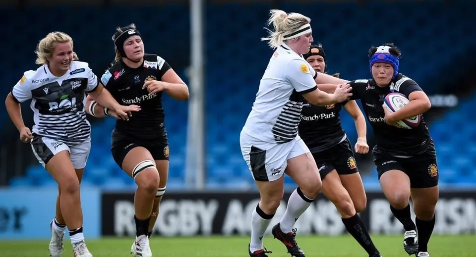 Studenti del Rosny College giocano una partita di rugby in uno stadio con due squadre avversarie sul campo.