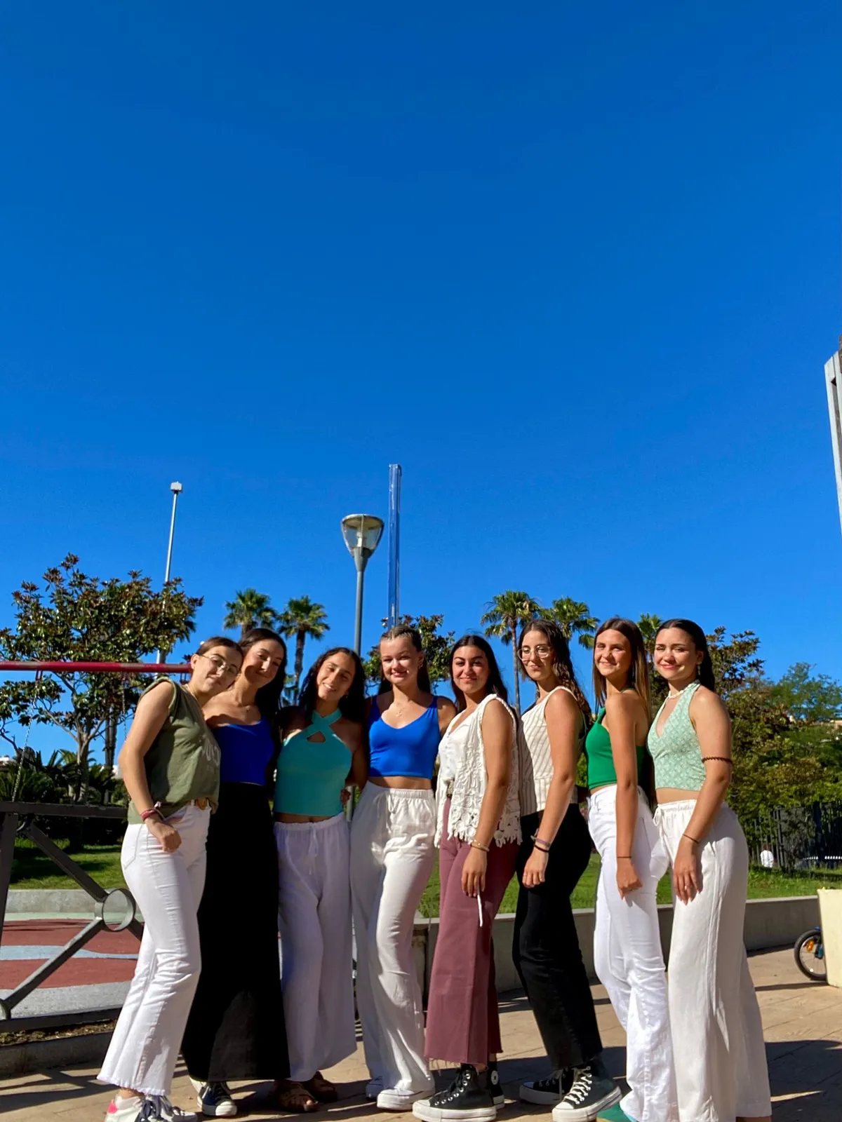 Gruppe von Studierenden an einem sonnigen Tag in Barcelona unter blauem Himmel.