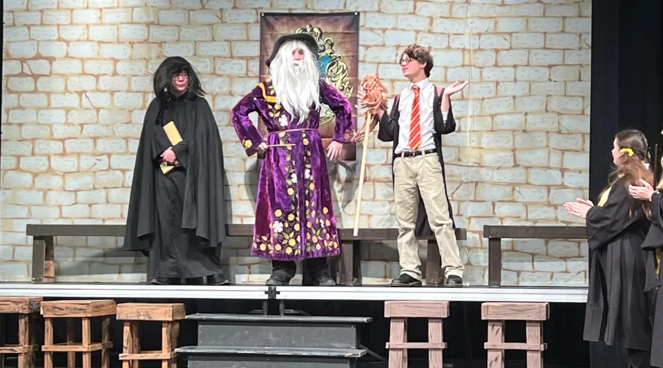 Studenti della Bishop Heelan Catholic High School mettono in scena uno spettacolo teatrale con elaborati costumi sul palco.