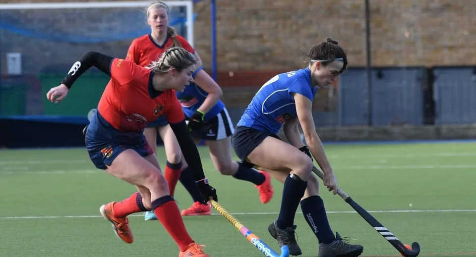 Due atlete giocano a hockey sul campo in erba sintetica dell'Harrogate Ladies’ College.