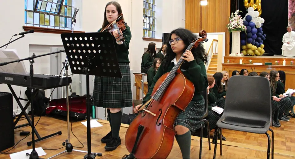 Studentesse della St. Mary's Holy Faith Killester suonano sul palco durante un concerto.