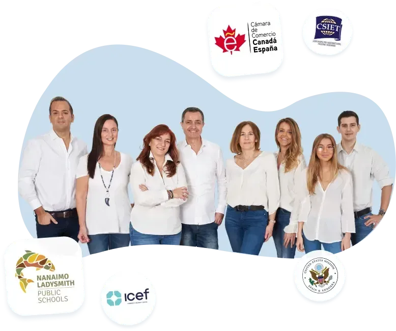 Equipo de asesores posando con camisa blanca, rodeado de los logotipos de las organizaciones asociadas