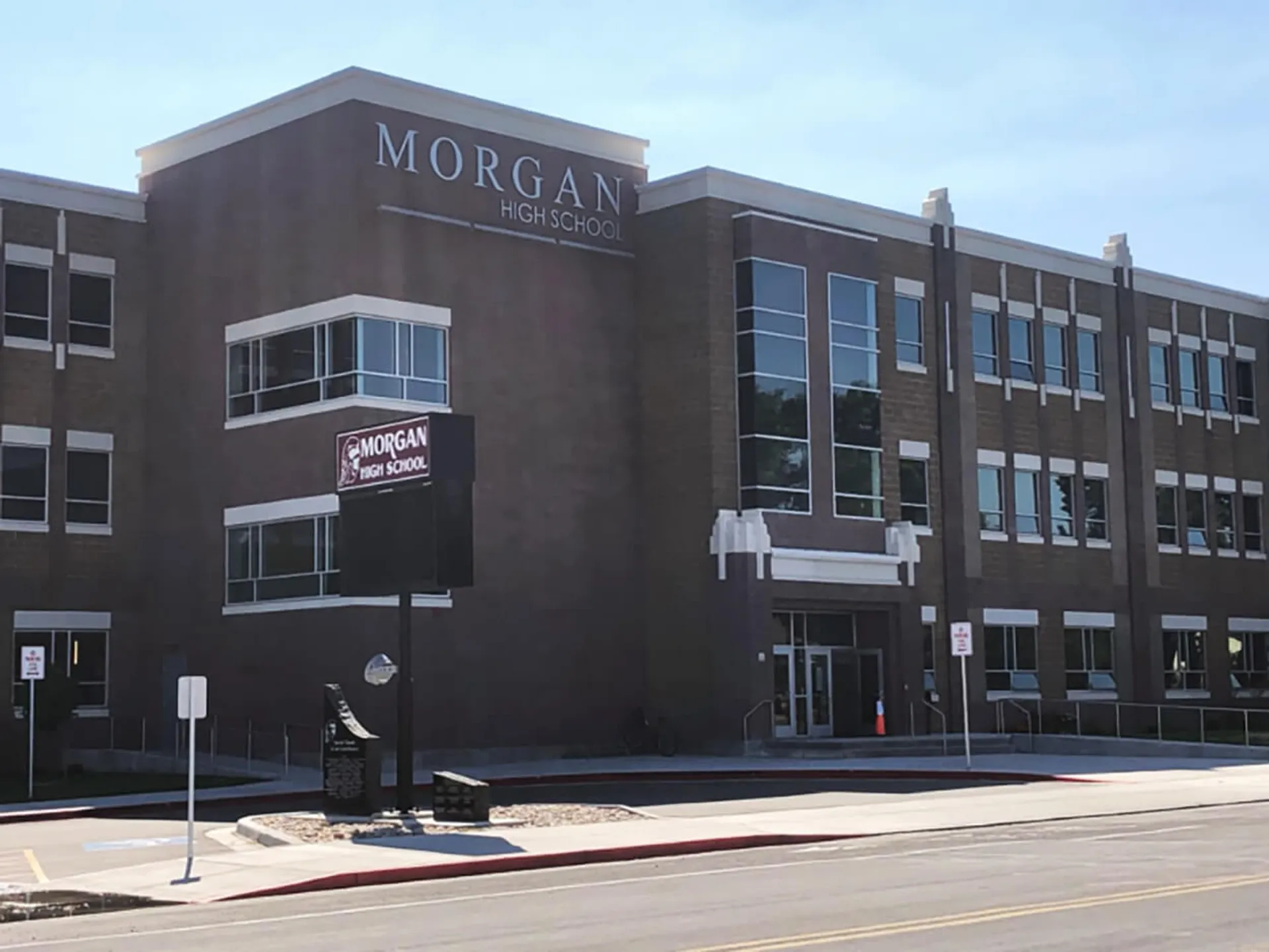 L'edificio a più piani con la scritta Morgan sulla facciata si trova nel campus della Morgan High School.