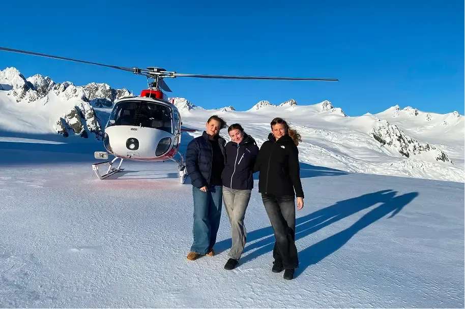 drei Freundinnen Neuseeland Schnee Helikopter Berg