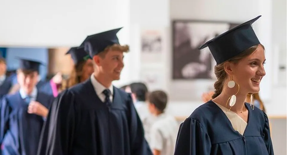 Neodiplomati della International School San Patricio Toledo festeggiano la loro maturità in toga accademica.