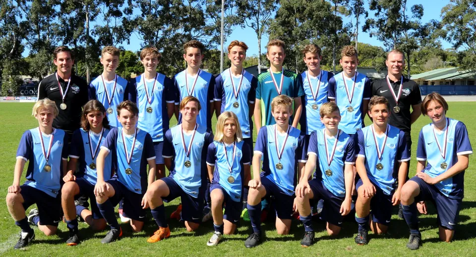 Un gruppo di studenti gioca a calcio sul campo del Kawana Waters State College.