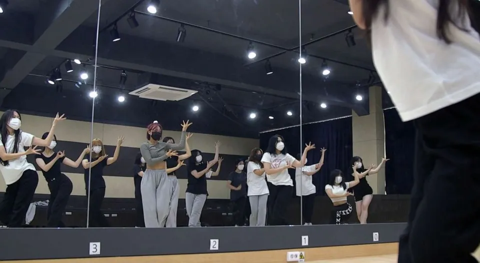Schülerinnen der Daekyung Cultural Arts High School üben eine Tanzchoreografie in einem Spiegelraum.