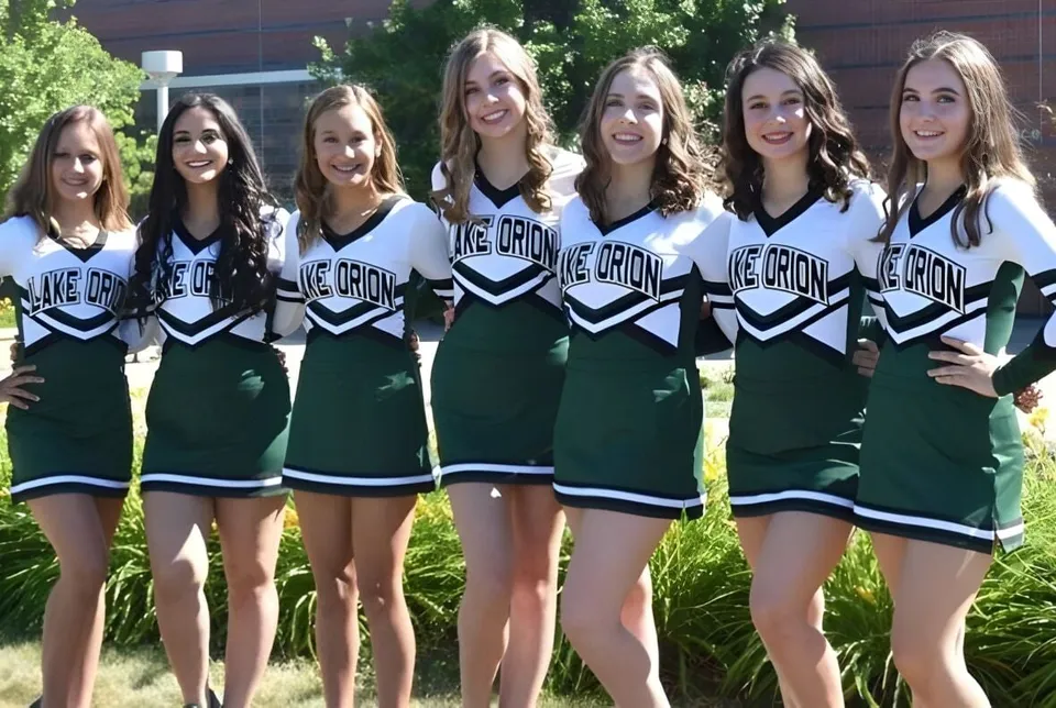 Eine Gruppe Schüler in Cheerleader-Uniformen posiert im Freien auf dem Campus des F-1 No Choice Programms USA.