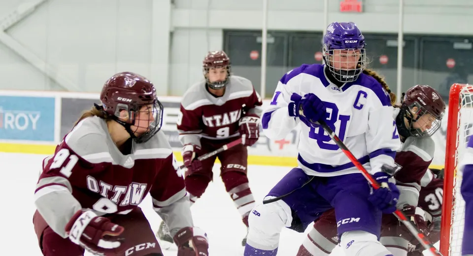 Gli studenti giocano una partita di hockey sul ghiaccio nel palazzetto della Bishop’s College School.