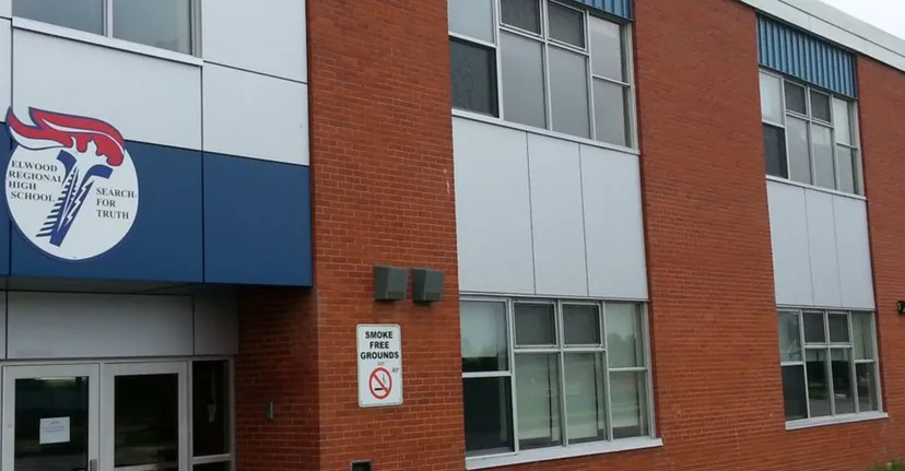 L'edificio moderno a più piani della Elwood Regional High con facciata in mattoni rossi e grandi finestre.