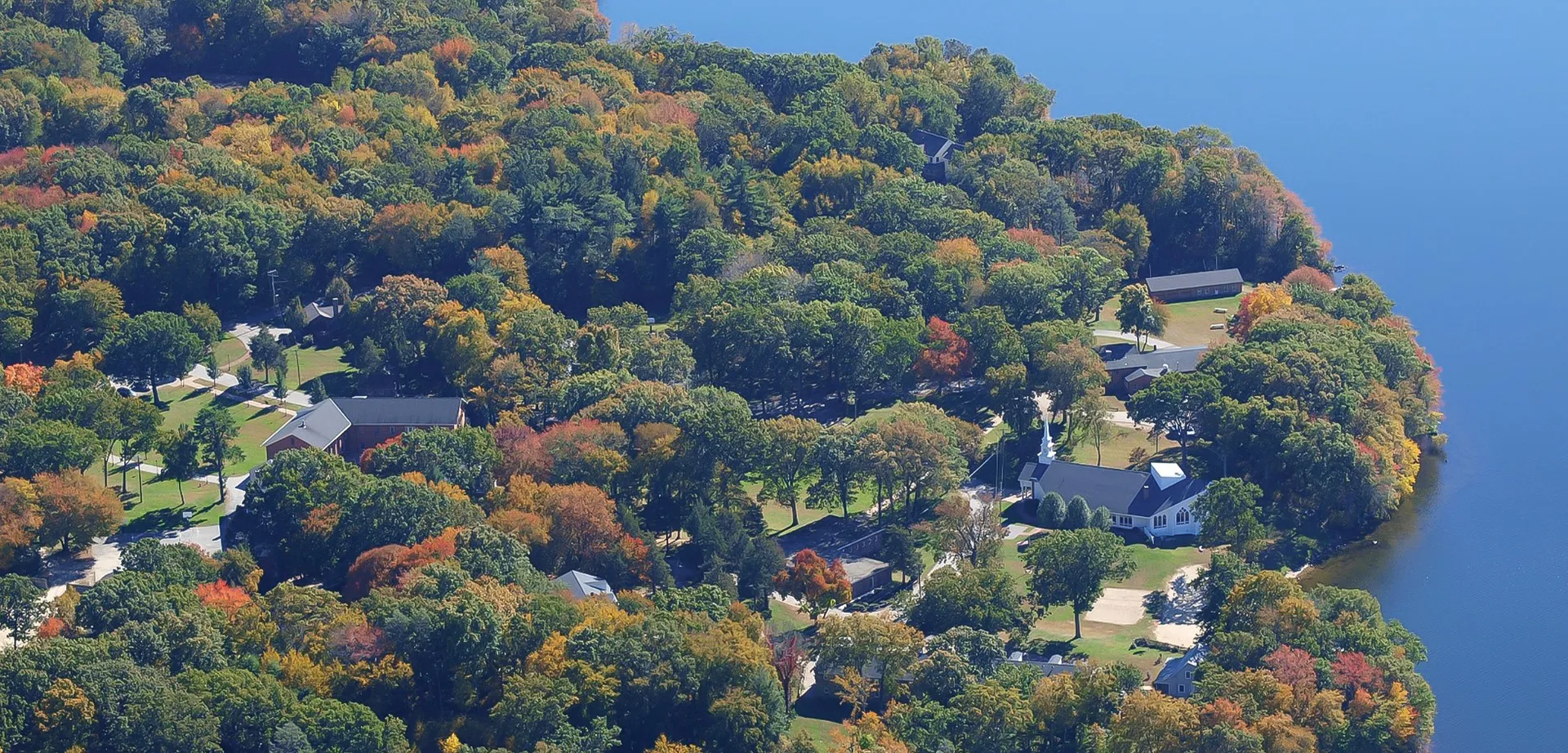 Un pittoresco paesaggio autunnale con foglie colorate nei dintorni della St. Thomas More School.