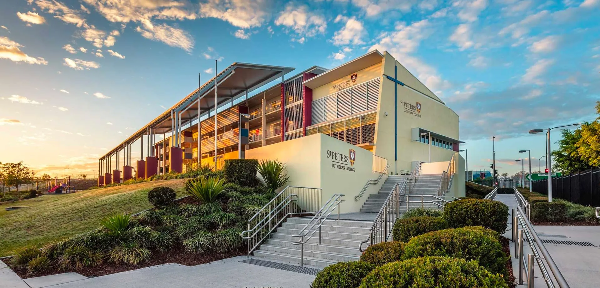 L'edificio moderno a più piani del St. Peters Lutheran College è circondato da un paesaggio verde.