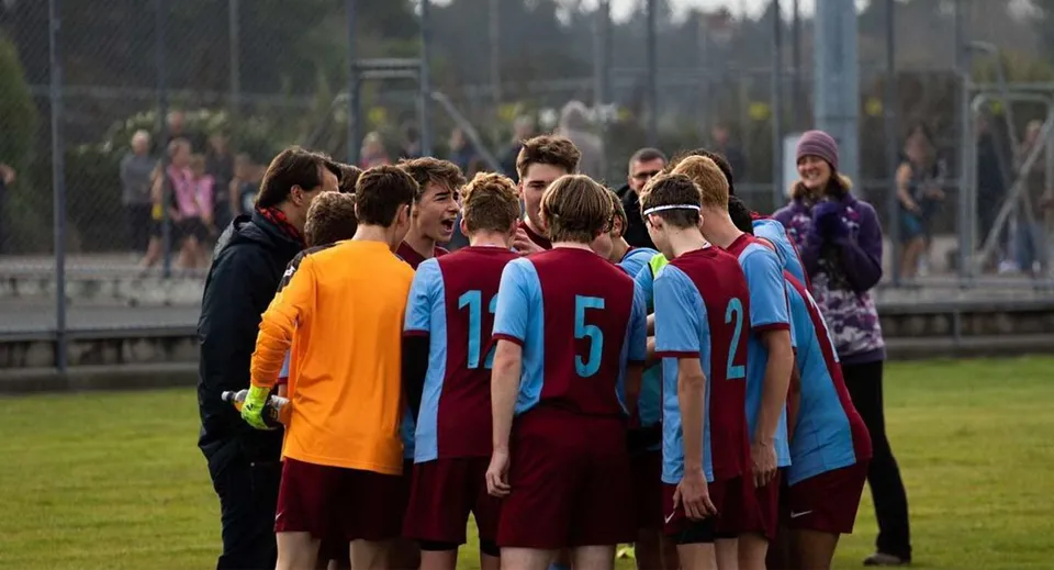 Un gruppo di studentesse e studenti del Kuranui College si trova insieme su un campo sportivo.