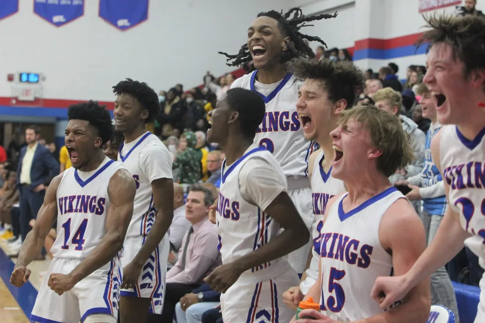 Gli studenti della Wisconsin Lutheran High School festeggiano insieme sul campo da basket davanti agli spettatori.