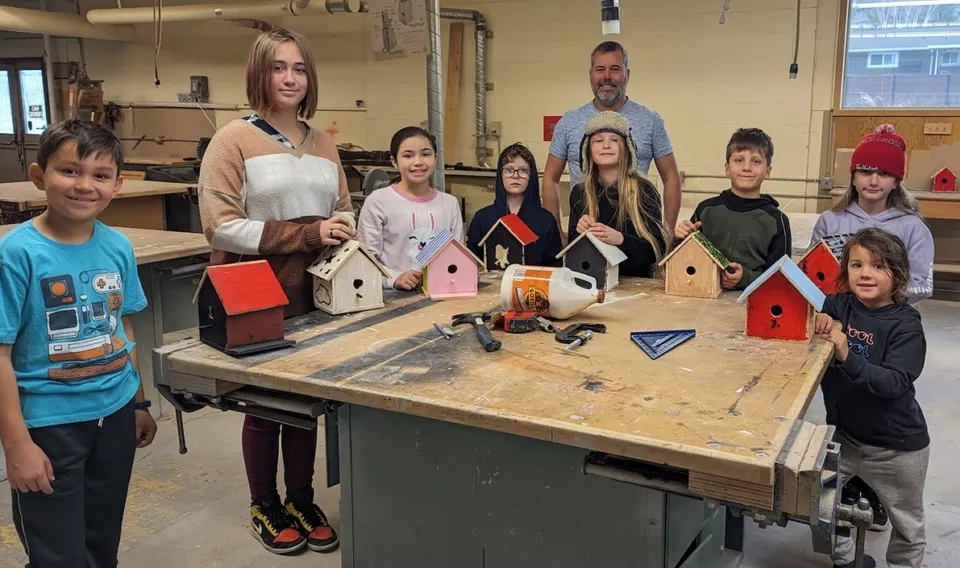 Un gruppo di studenti lavora nel laboratorio della École Entre-Lacs a diversi progetti creativi, come la decorazione di casette per uccelli.