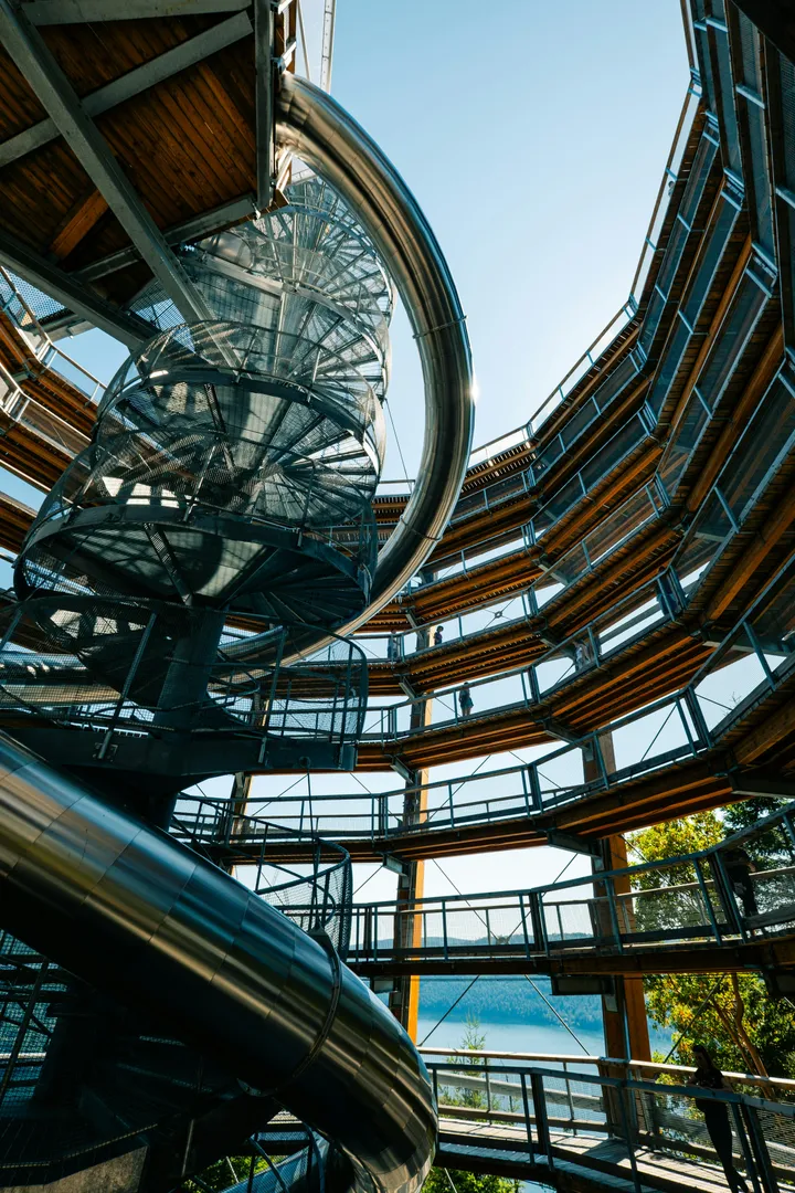 Der Spiralturm des Malahat SkyWalk mit Blick auf den Fjord
