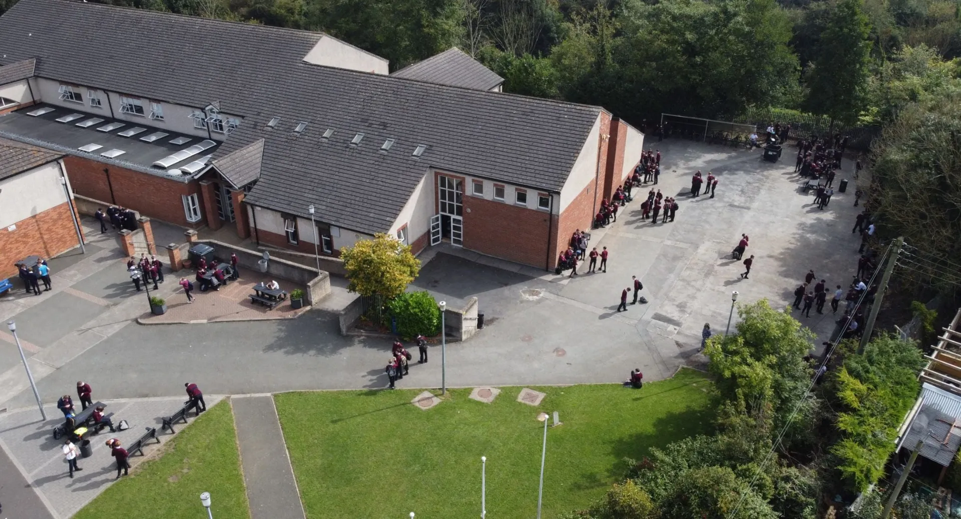 Vista aerea dell'edificio della St. Mary’s Diocesan School con un cortile e studenti all'aperto.