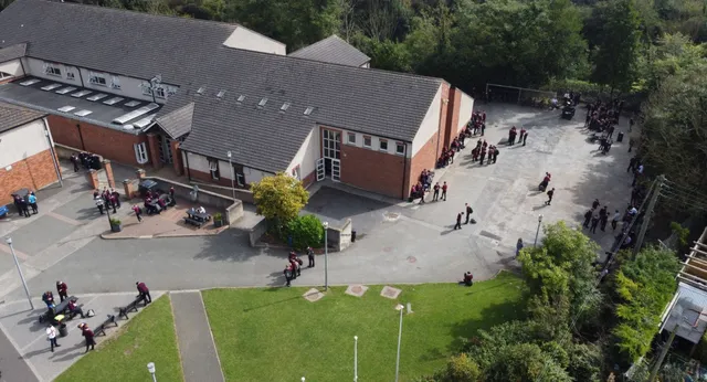 Vista aerea dell'edificio della St. Mary’s Diocesan School con un cortile e studenti all'aperto.