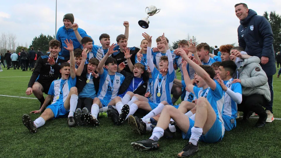 Un gruppo di giovani calciatori del St. Muredach's College festeggia la propria vittoria sul campo.