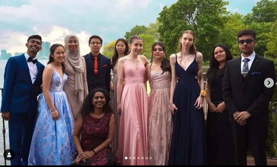 Un gruppo di studenti della Central Toronto Academy si trova all'aperto davanti ad alberi ed edifici.