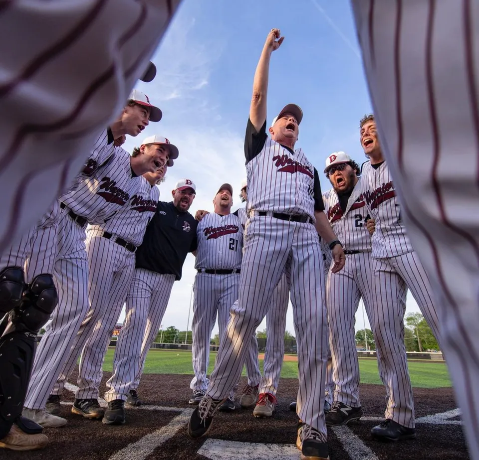 Gli studenti della Danville Community High School festeggiano insieme sul campo da baseball sotto un cielo limpido.
