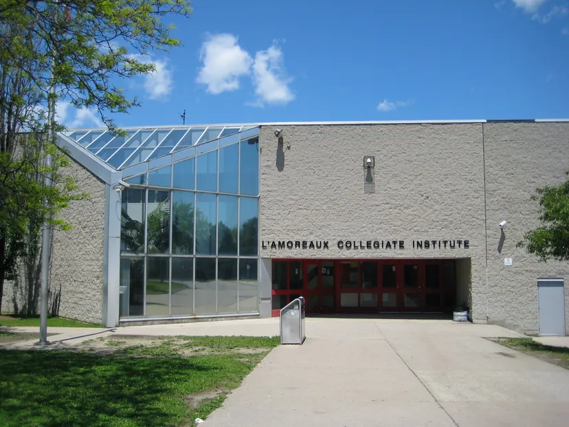 L'ingresso principale e la facciata in vetro dell'edificio del L'Amoreaux Collegiate Institute.