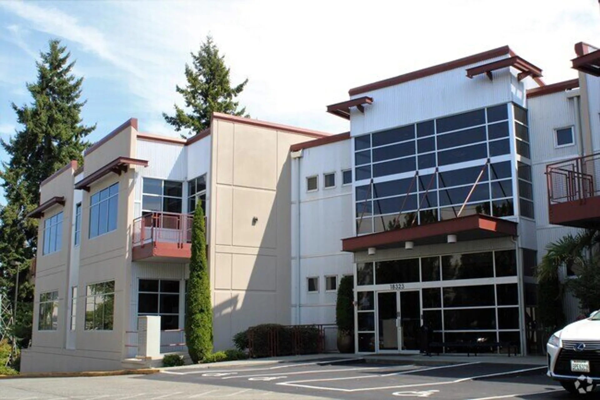 Il moderno edificio a più piani della Washington Preparatory School è circondato da alti pini.