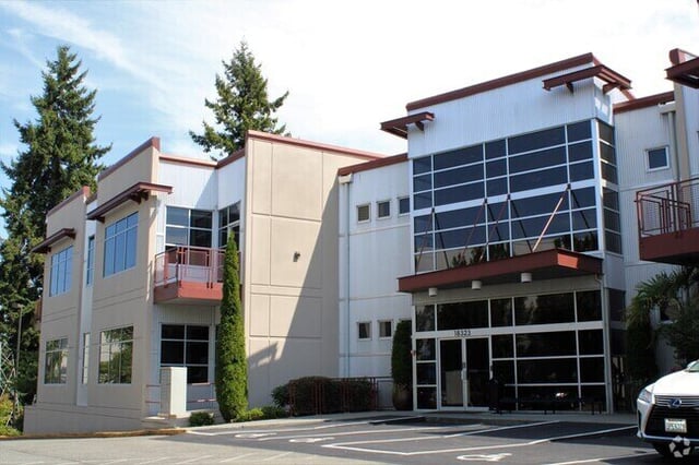 Das moderne mehrstöckige Gebäude der Washington Preparatory School ist von hohen Kiefern umgeben.