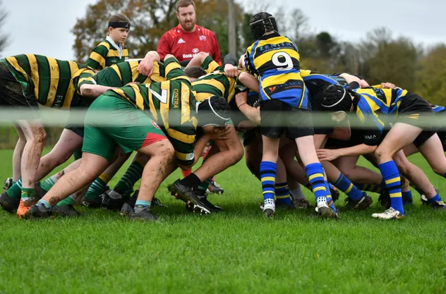 Rugby-Gedränge zweier Schulmannschaften auf dem Spielfeld