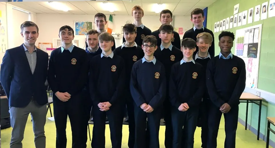 Un gruppo di studenti si trova insieme in un'aula nel campus del St. Patrick's College.